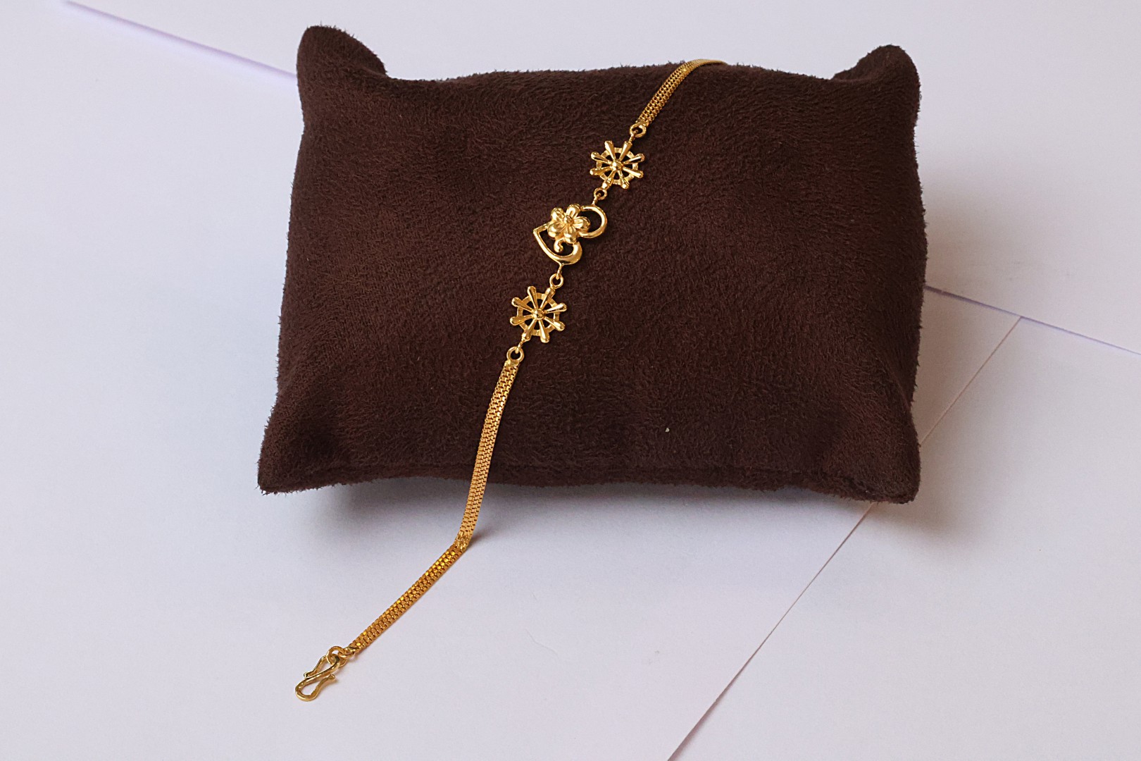 Gold Floral Wheel Bracelet – Timeless Motif Collection