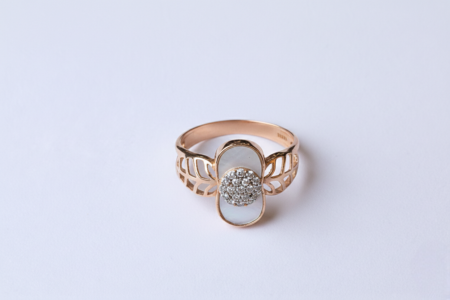 Crown Arc Leafwork Ring – Regal Stone-Centered Design